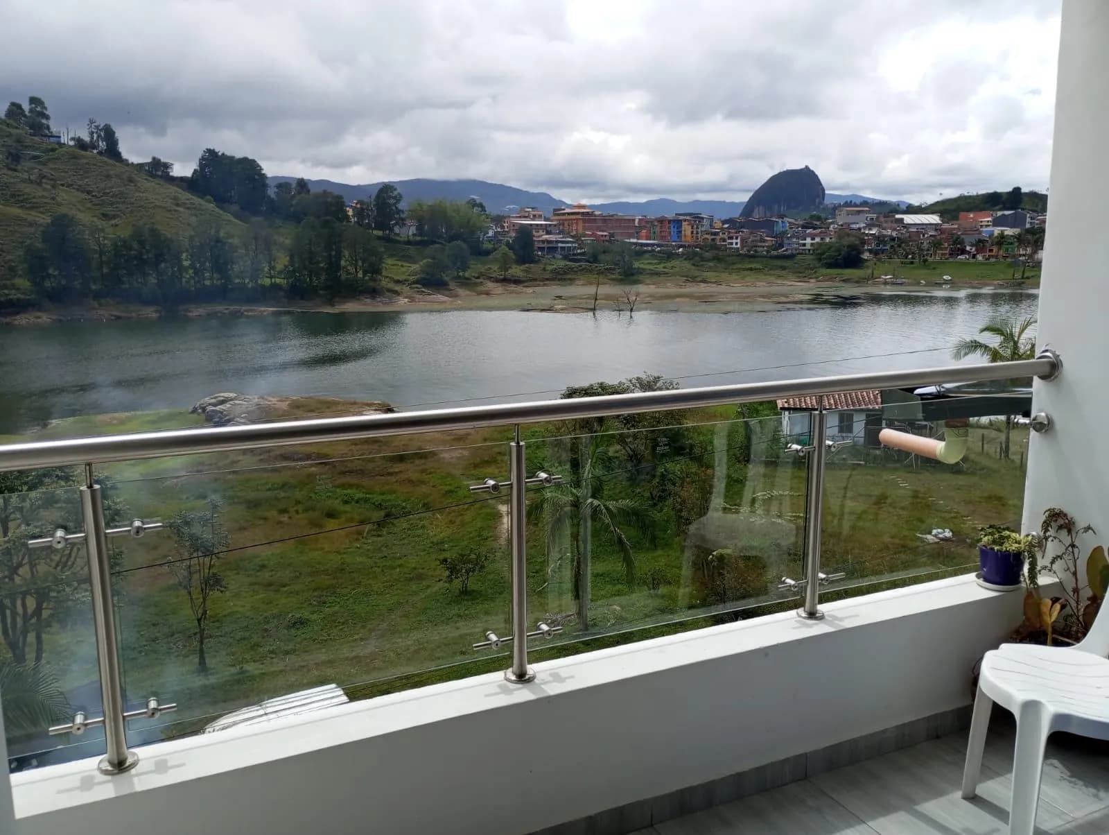 🏡SE VENDE CASA EXCLUSIVA EN GUATAPÉ | VISTA ÚNICA AL LAGO Y EL PEÑÓN — Guatape · urbana